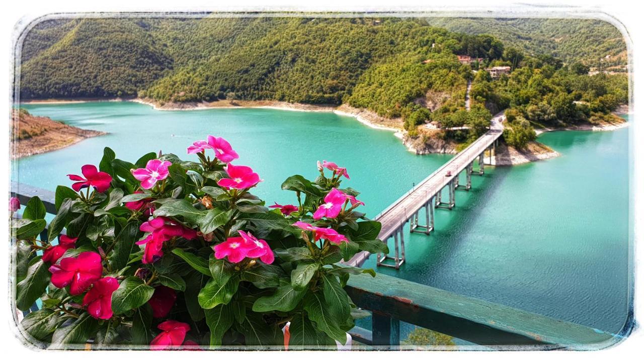 La Terrazza Sul Lago Turano 카스텔 디 토라 외부 사진