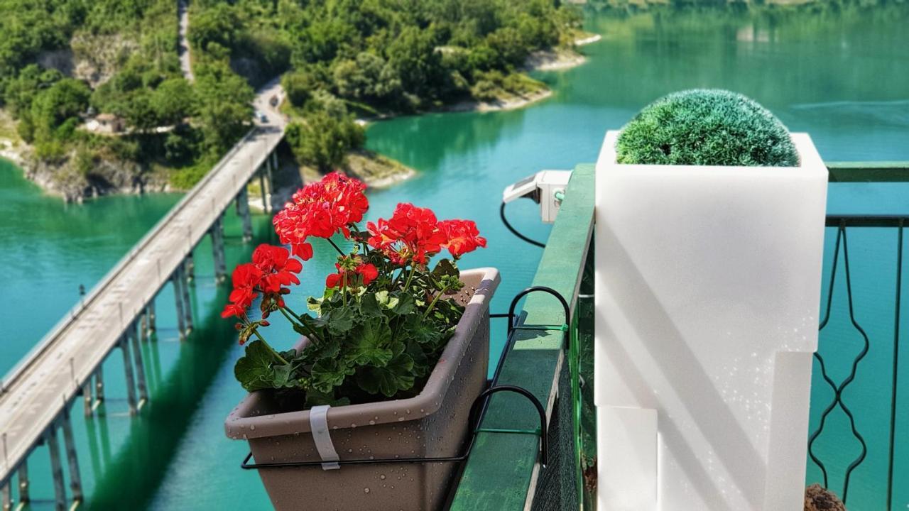 La Terrazza Sul Lago Turano 카스텔 디 토라 외부 사진