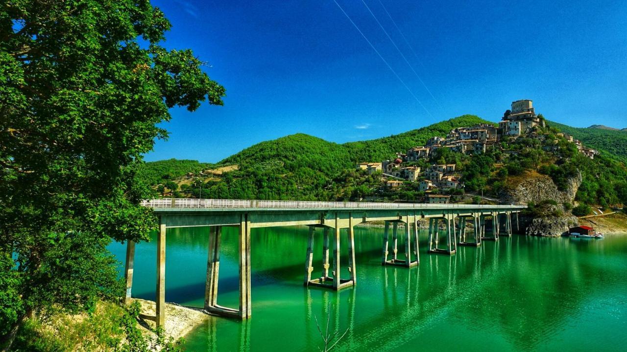 La Terrazza Sul Lago Turano 카스텔 디 토라 외부 사진