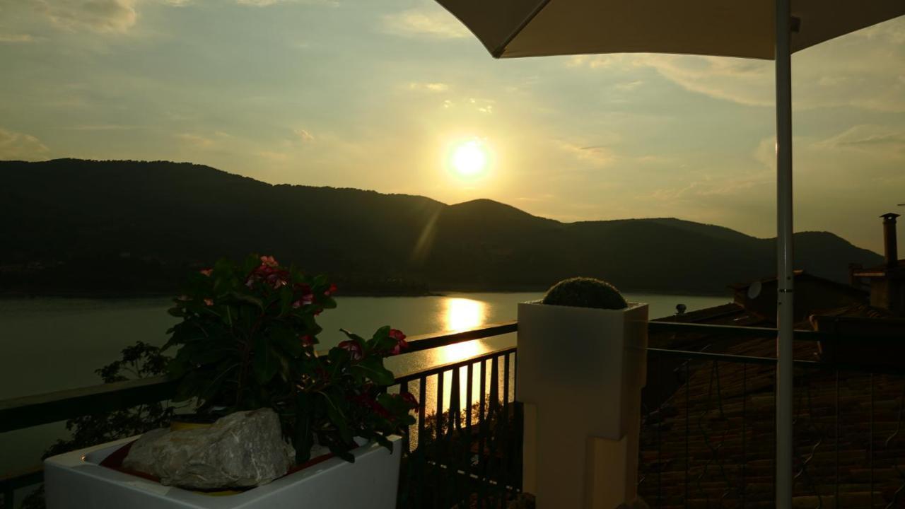 La Terrazza Sul Lago Turano 카스텔 디 토라 외부 사진
