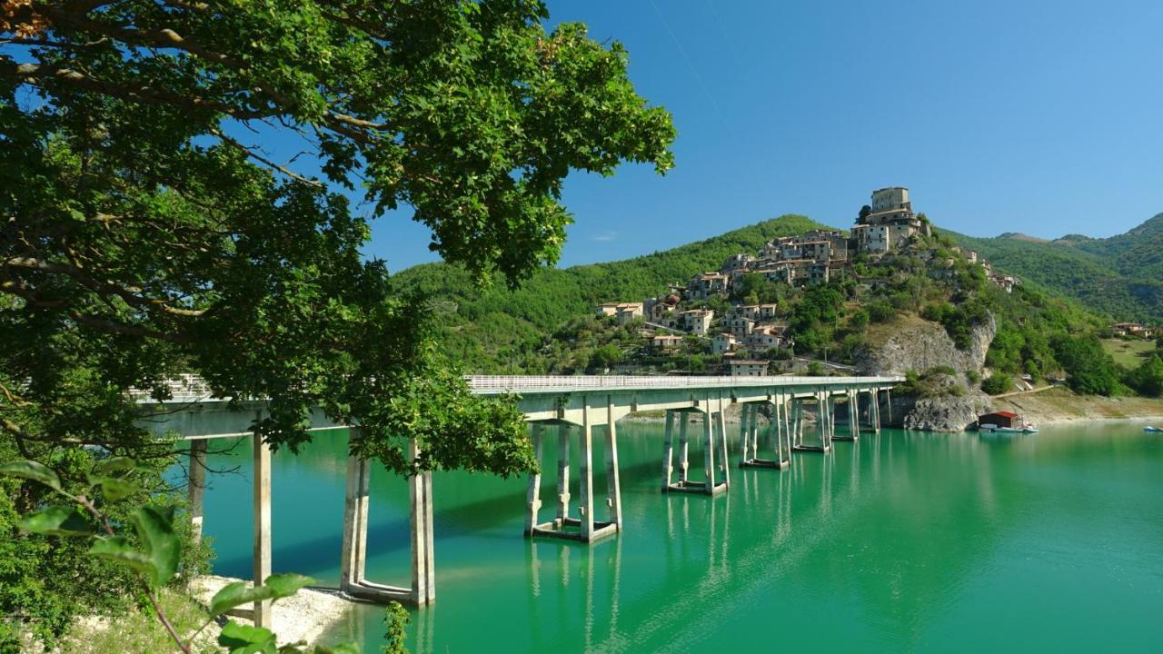 La Terrazza Sul Lago Turano 카스텔 디 토라 외부 사진