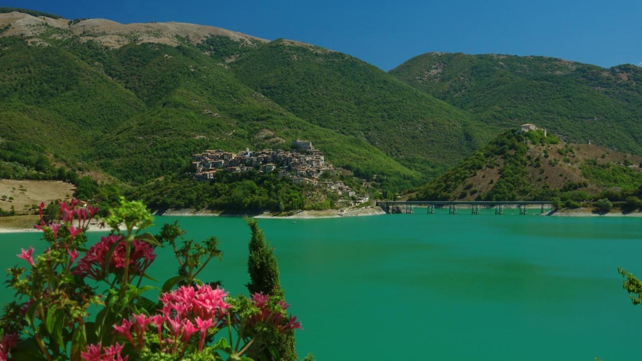 La Terrazza Sul Lago Turano 카스텔 디 토라 외부 사진