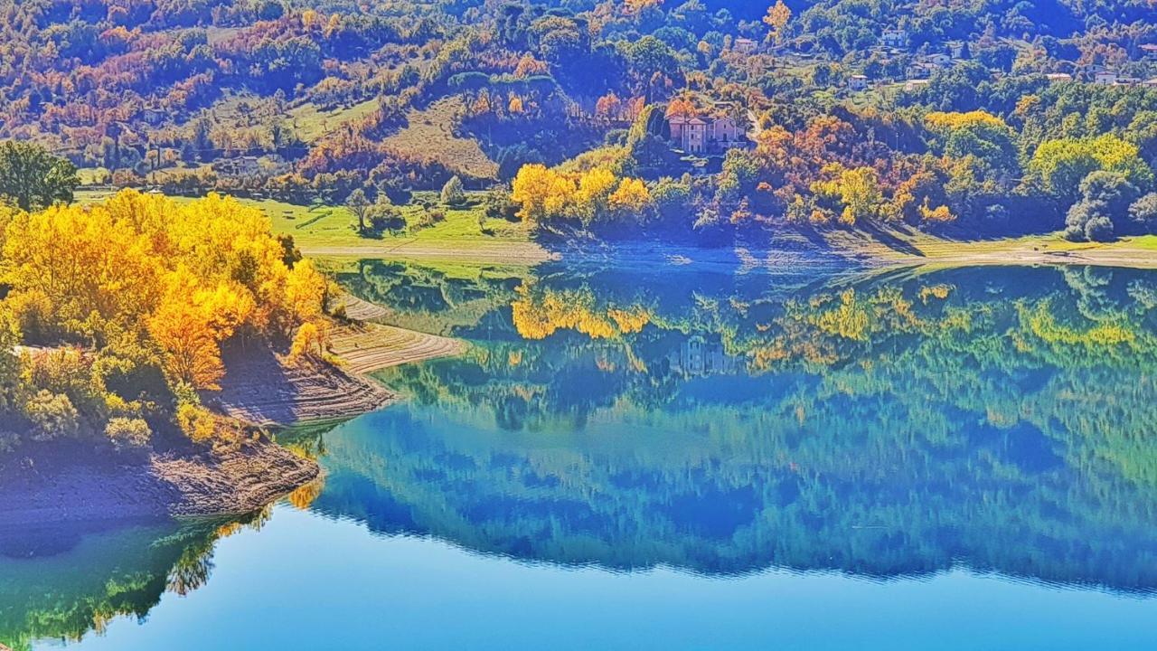 La Terrazza Sul Lago Turano 카스텔 디 토라 외부 사진