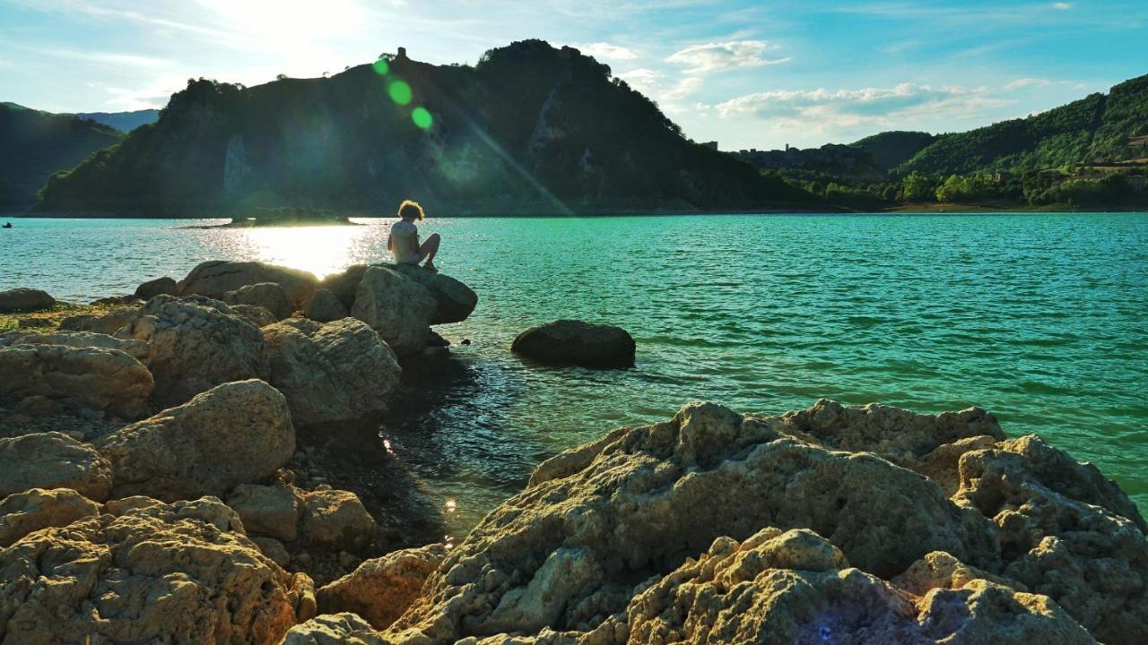 La Terrazza Sul Lago Turano 카스텔 디 토라 외부 사진