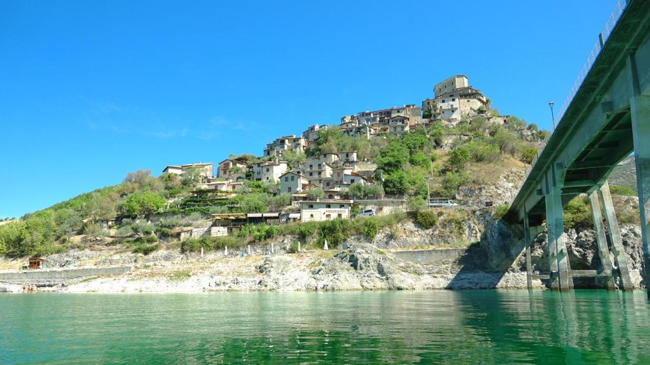 La Terrazza Sul Lago Turano 카스텔 디 토라 외부 사진