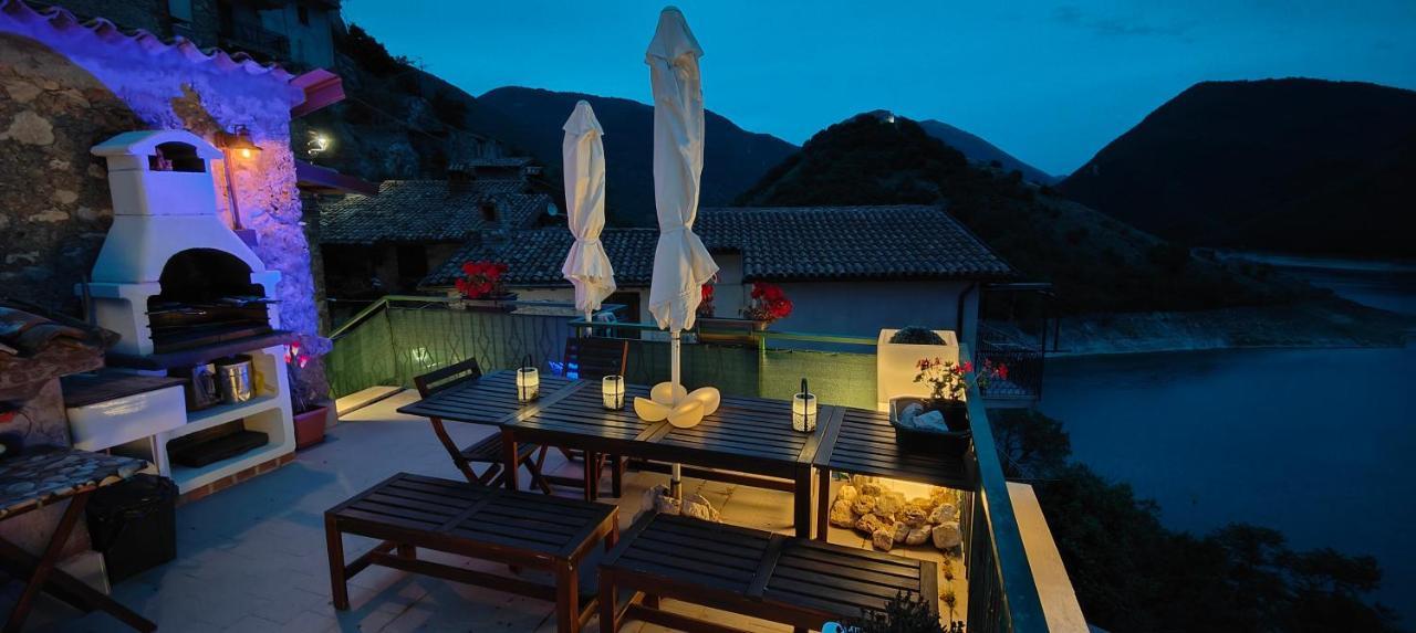 La Terrazza Sul Lago Turano 카스텔 디 토라 외부 사진