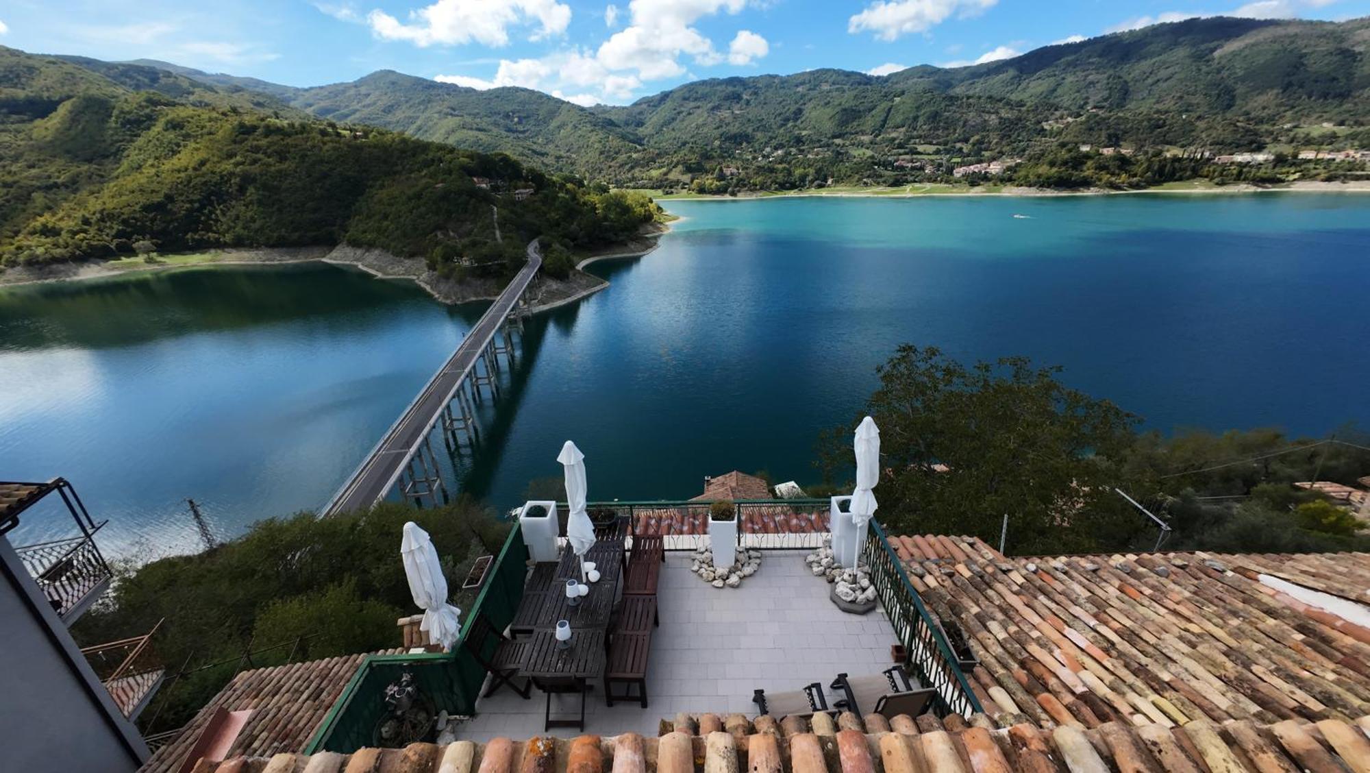 La Terrazza Sul Lago Turano 카스텔 디 토라 외부 사진